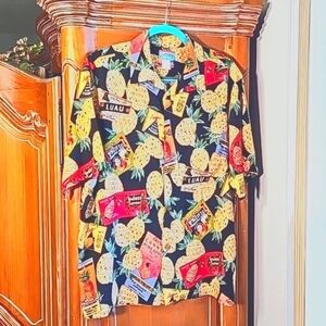 REYN SPOONER, hawian vintage shirt. Size large, coconut buttons.